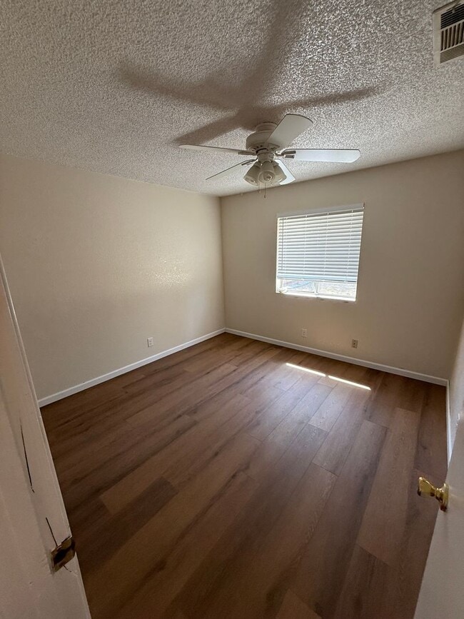 Building Photo - 3 bedroom, 2 bathroom home located in the ...