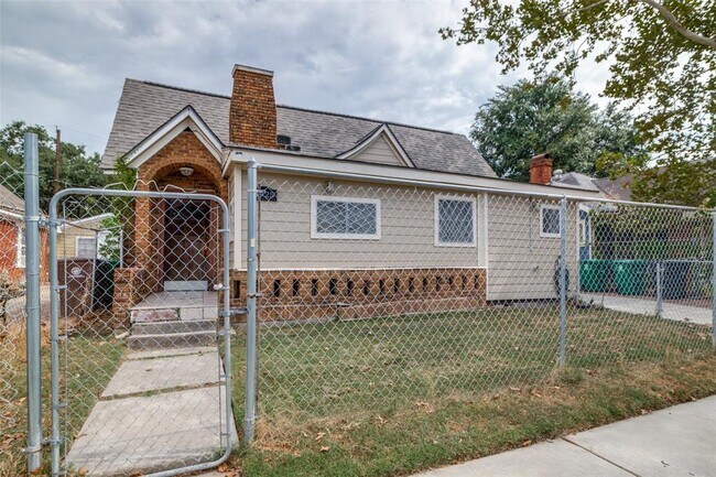 Building Photo - 3925 Woodleigh St