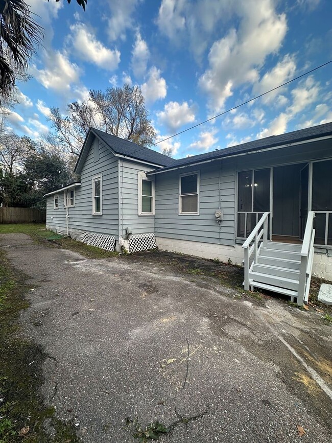 Building Photo - 3/2 Single family home available now!