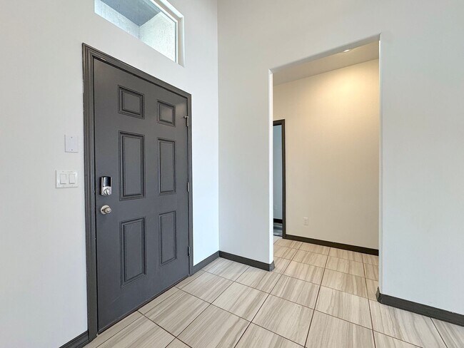 Foto del edificio - Beautiful 3 Bed 2 Bath with Refrig A/C and all tile flooring!