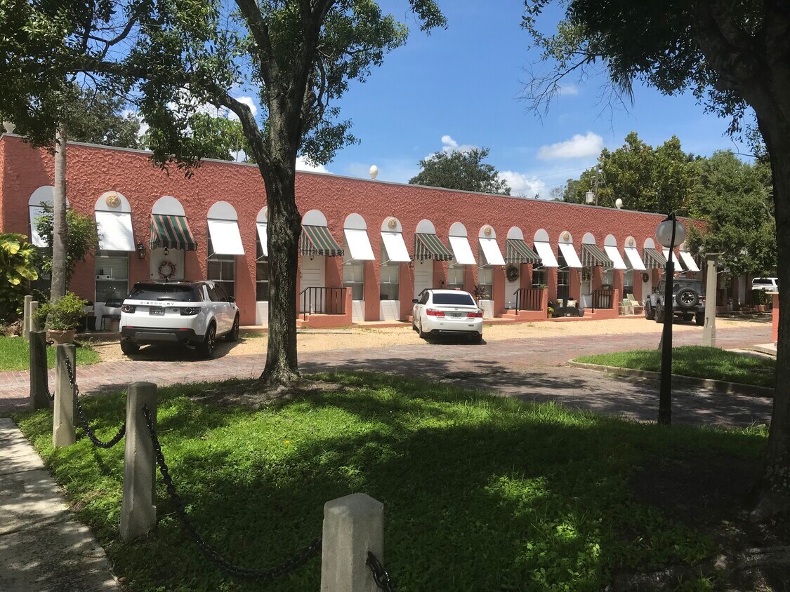 Beautiful building one block from Coffeepot Bayou! - 2800 1st Street North