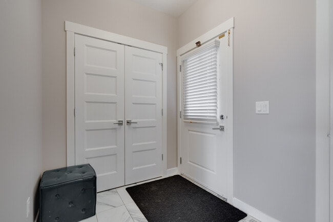 Building Photo - 3850 Gee Cres