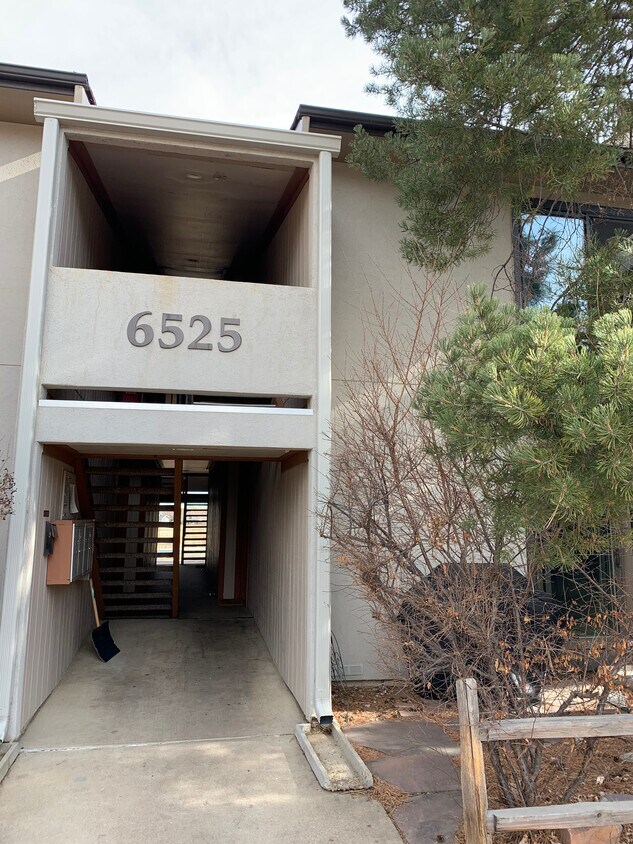 Building entrance - 6525 Kalua Rd