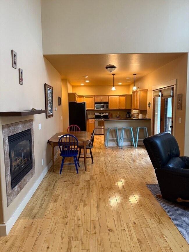Building Photo - 3 Bed 2.5 Bath with double attached garage...