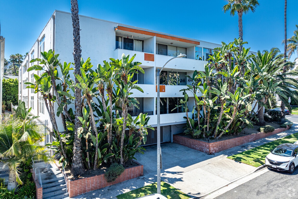 Foto del edificio - 7960 Selma Ave