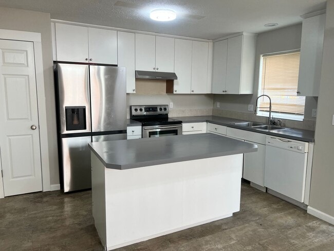 Building Photo - 2 Bedroom SE Portland Home with Garage!