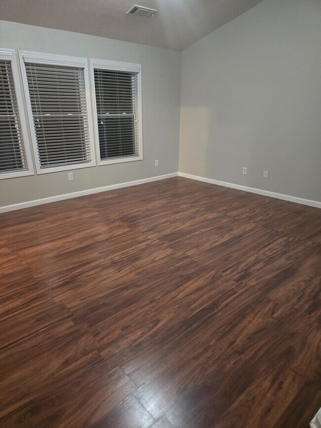 Building Photo - 1642 Balvaird Dr