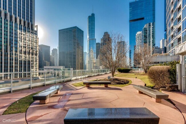 Foto del edificio - 240 E Illinois St