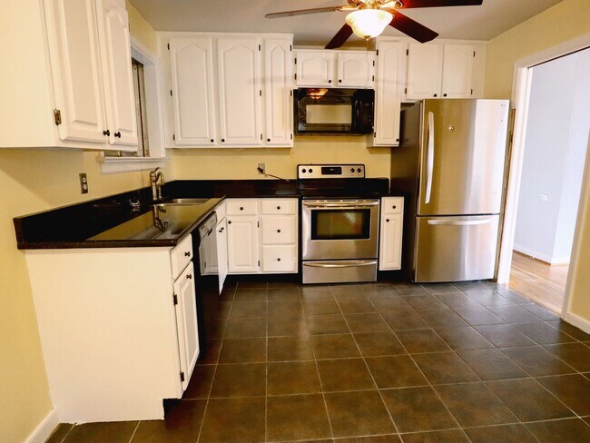 Building Photo - Move-In Ready 3 Bed/1 Bath Rancher | Spaci...