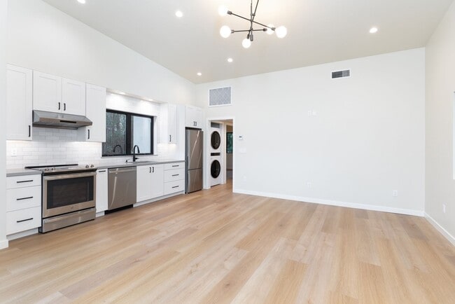 Building Photo - Private, Elegant and Sophisticated Westsid...