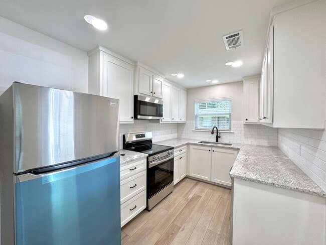 Building Photo - Beautifully Remodeled 3BR/2BA Pet-Friendly...