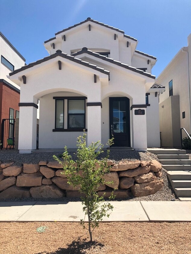 Primary Photo - Desert Color Home!