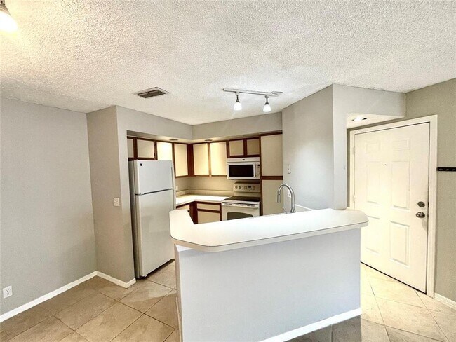 Foto del edificio - 3350 Pinewalk Dr N