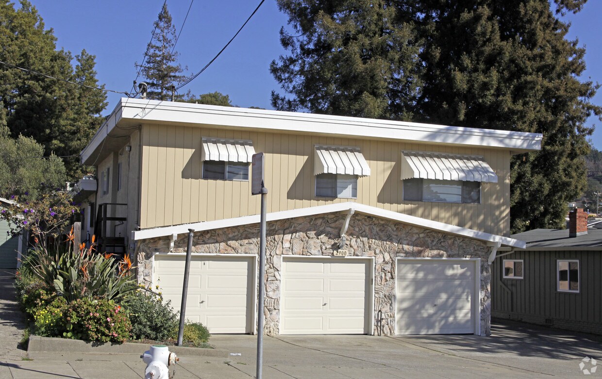 Building Photo - 2900 Carmel St