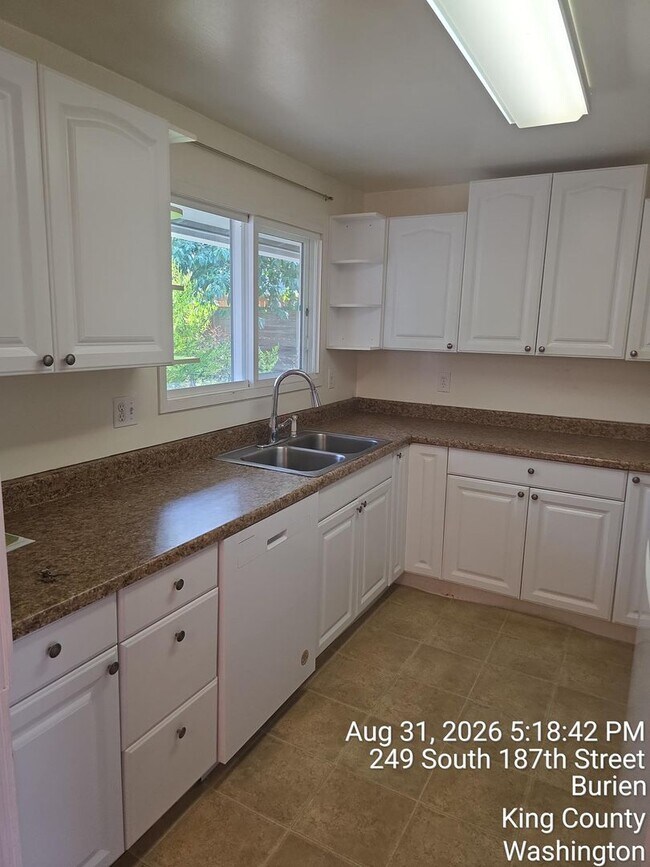 Foto del edificio - 249 S 187th St