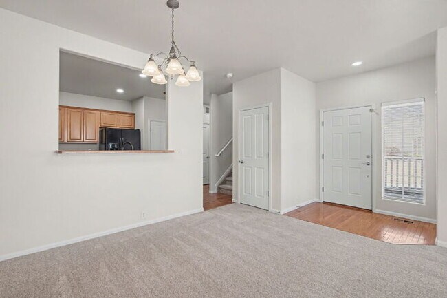 Foto del edificio - Beautifully Updated 3-Bedroom End-Unit Townhome Facing Open Space with Attached 2-Car Garage in G...