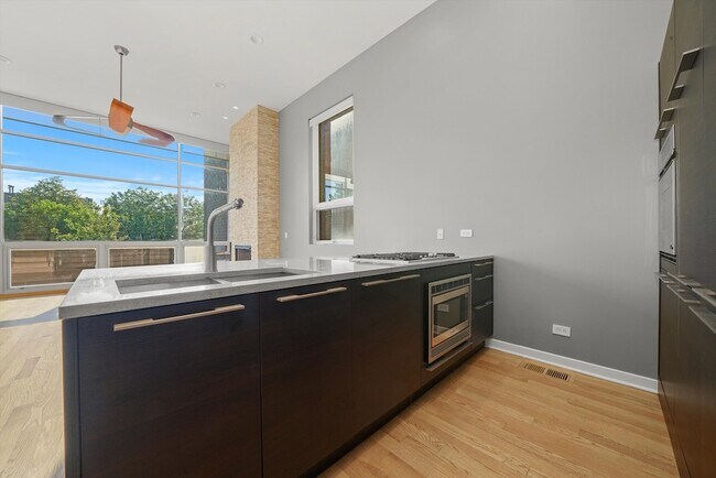 Foto del edificio - 1541 N Bosworth Ave