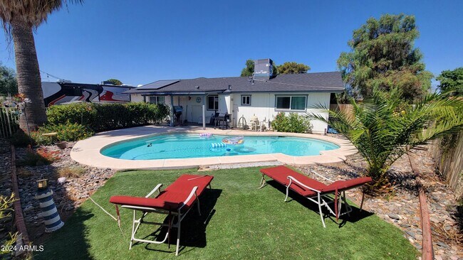 Foto del edificio - 607 N Palm Cir