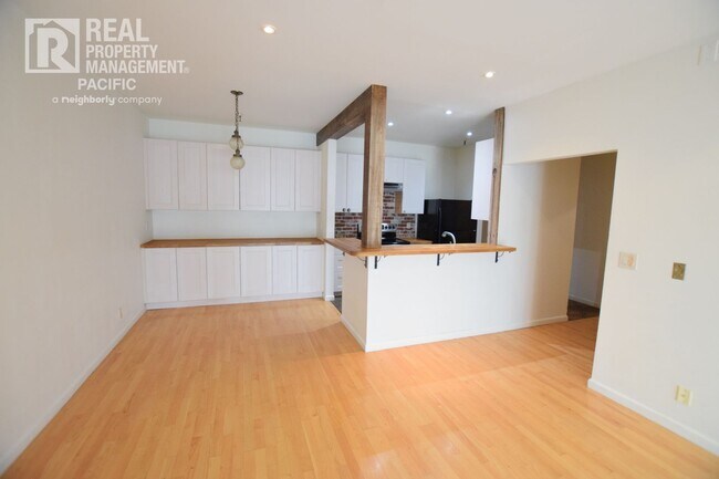 Building Photo - Remodeled One-Bedroom on Lake Merritt