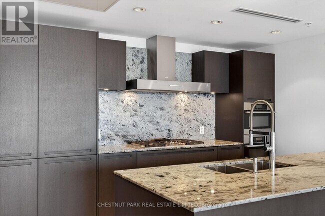 Building Photo - 180 University Ave