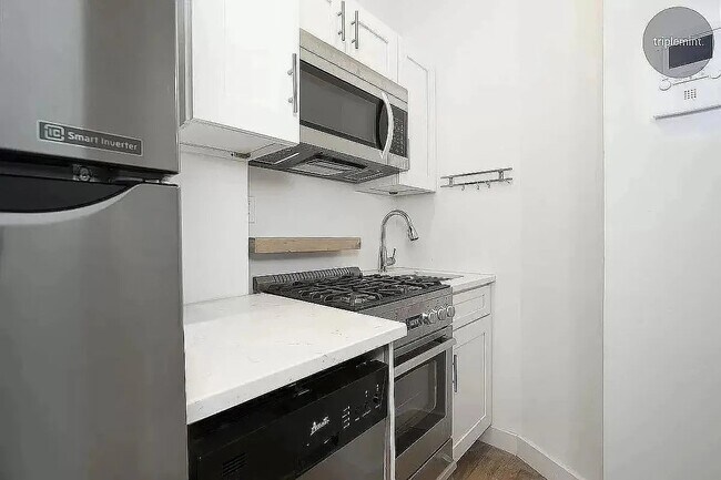 Building Photo - 406 W 39th St