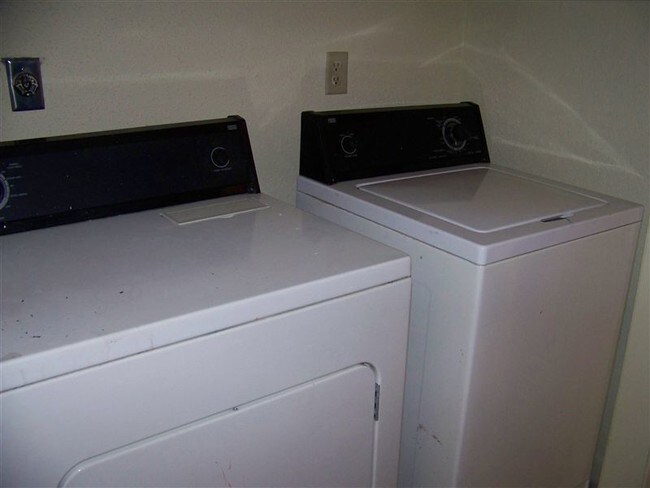 Building Photo - 2 br, 1 bath 4plex - 1502 Oakdale Cir 1502...