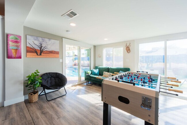 Building Photo - 4917 E Granada Rd