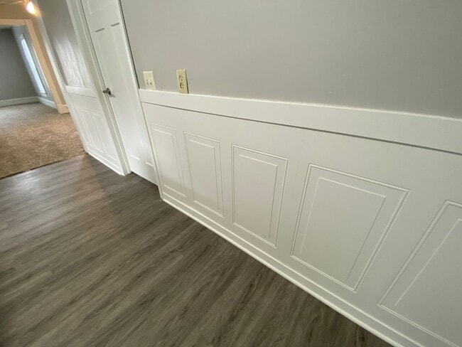 Building Photo - Remodeled Main Floor!!