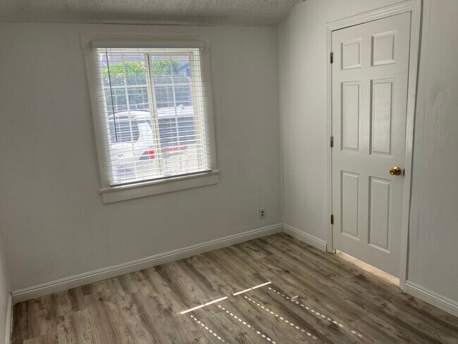 Bedroom - 711 E Palmer Ave