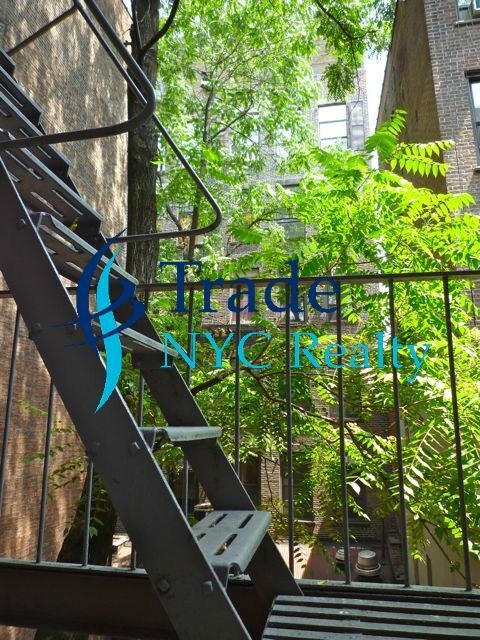 Building Photo - 112 MacDougal St