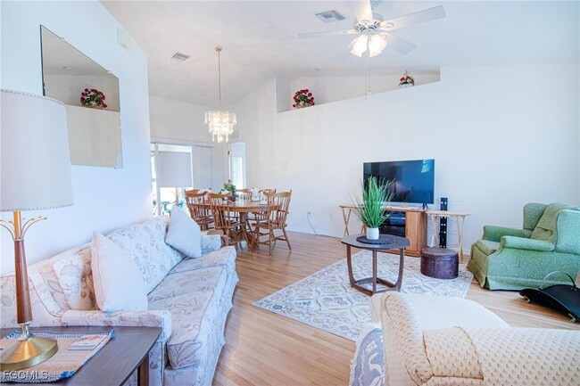 Building Photo - 3032 SW 10th Ave