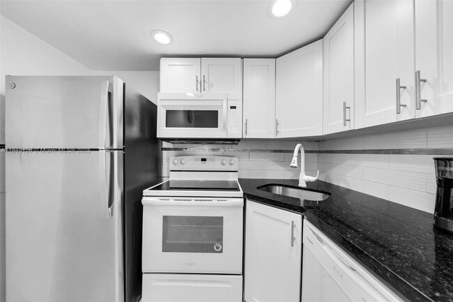 Building Photo - 2345 NE 135th St