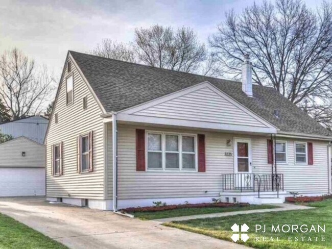 Building Photo - 4 bedroom, 3 Bathroom House