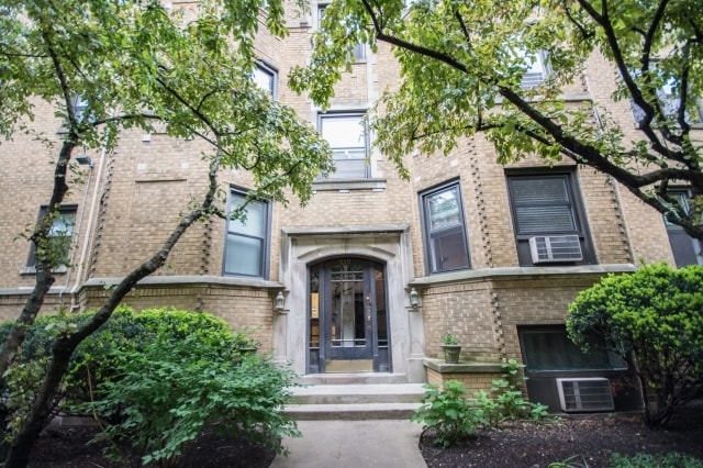 Building Photo - 539 W Brompton Ave