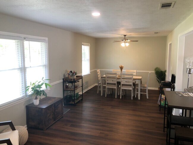 Foto del edificio - 5438 Brookview Dr