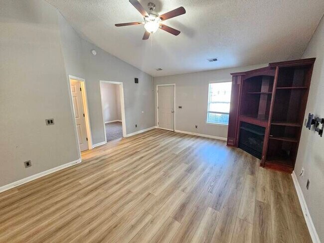 Building Photo - Chapin Townhouse