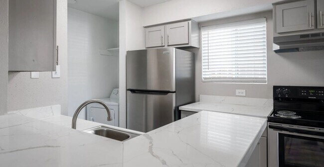 Foto del edificio - 10300 Golden Meadow Dr