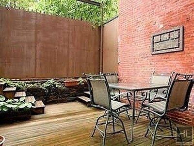 Building Photo - FIFTH AVENUE - GARDEN LEVEL DUPLEX - CENTR...
