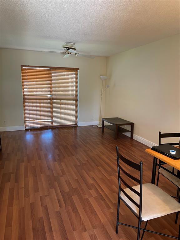 Foto del edificio - 10001 Winding Lake Rd