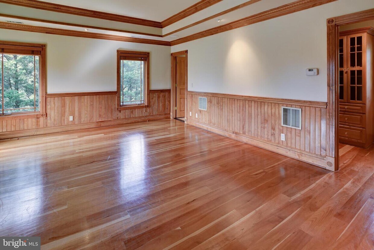 Primary Photo - 4646 Hawthorne Ln NW