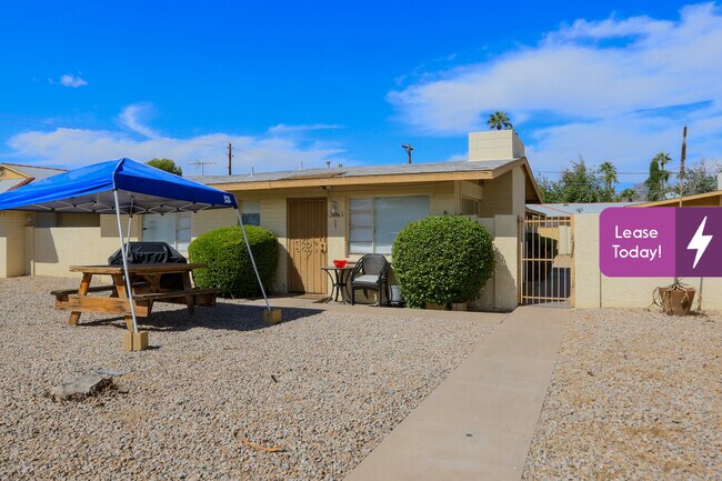 Building Photo - 2606 E Glenrosa Ave