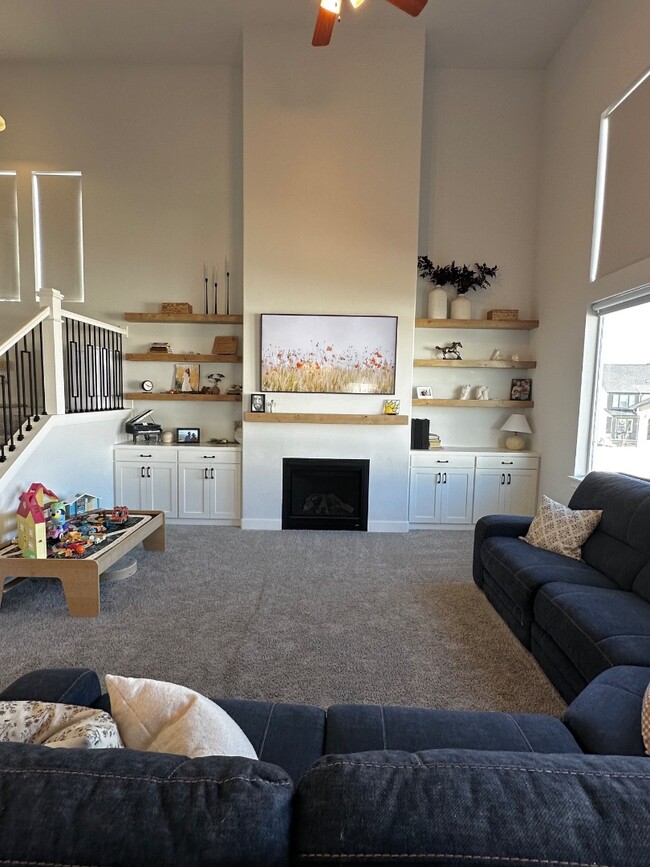 Building Photo - 353 N High Ridge Rd