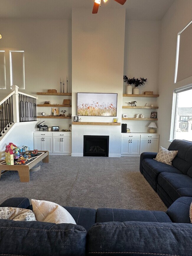 Foto del edificio - 353 N High Ridge Rd