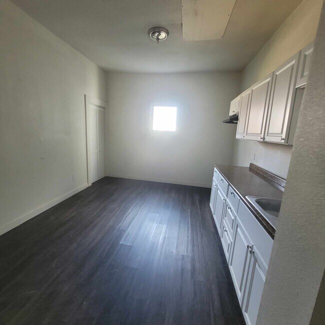 Photo - 608 E 8th St House