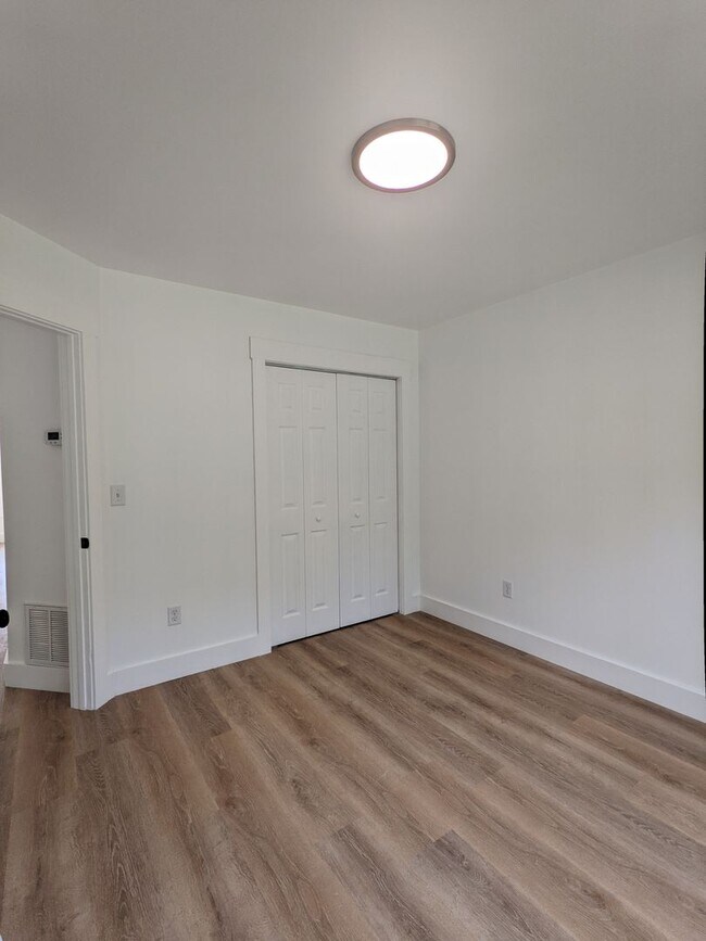 Building Photo - Black Mountain Rental!