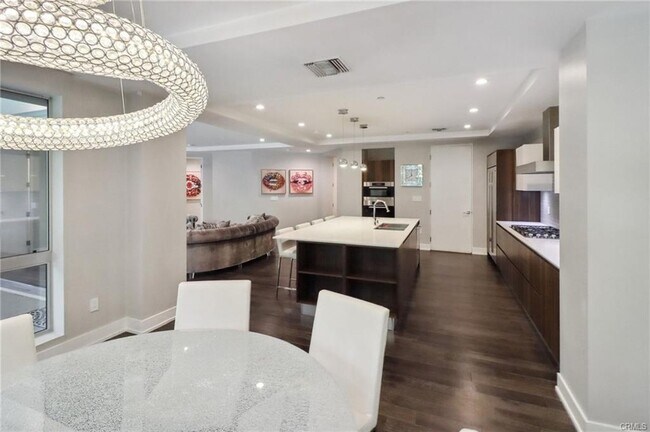 Foto del edificio - 460 N Palm Dr