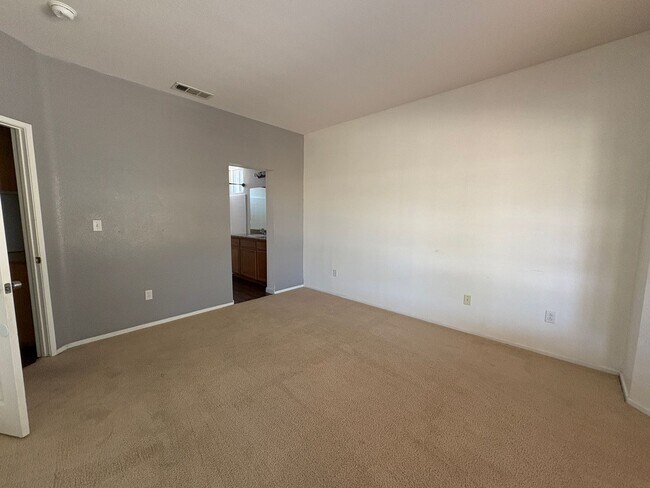 Foto del edificio - GRAND 4-Bedroom Home in Tehachapi City