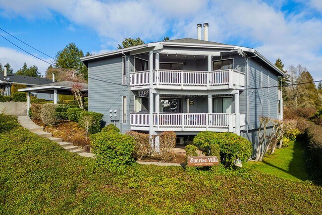 Foto del edificio - Second Floor Score with Inlet Views in Silverdale