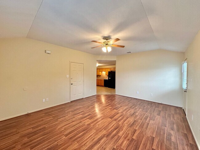 Foto del edificio - 4111 Primrose Dr