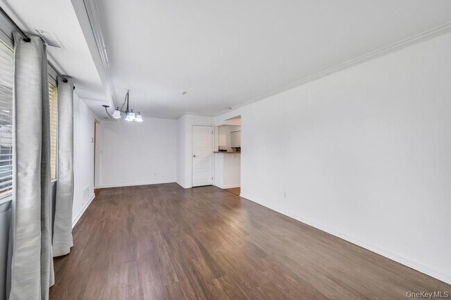 Building Photo - 109 Pointe Cir S